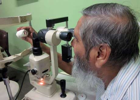 Siri Cassim, diretor médico da Socidade de Doação de Olhos, acredita já ter assinado certificados de doação para todos no Sri Lanka (Foto: BBC)