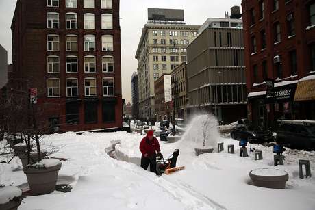 Em 25 de janeiro de 2016 a Costa Leste dos EUA teve um novo recorde de queda de neve em um único dia. Na imagem, um homem limpa sua calçada no Brooklyn, em Nova York.