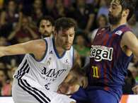 El jugador del Regal Barcelona Juan Carlos Navarro (d) defiende a Rudy Fernández, del Real Madrid, durante el tercer partido de la final de la Liga Endesa Foto: efe