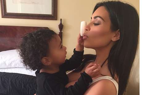 Kim Kardashian e a filha North Foto: @kimkardashian/Instagram / Reprodução
