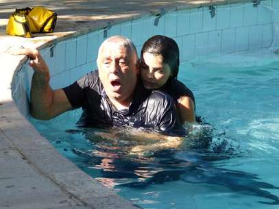 Aline (Vanessa Giácomo) salva César (Antonio Fagundes) de se afogar e dá bronca em Ninho (Juliano Cazarré) Foto: TV Globo / Divulgação
