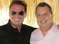 Gobernador de Guerrero presumió, casi como fan, su encuentro con el cantante de 'Por Debajo de la Mesa'. Foto: Tomada del Facebook de Ángel Aguirre
