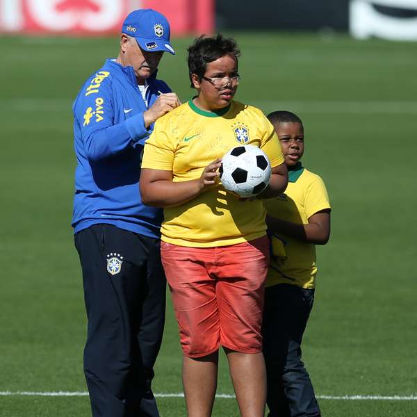 A dura lembrança da tragédia em dia de alegria com Seleção - Terra Brasil
