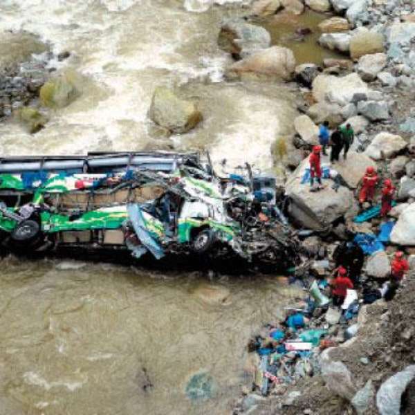 Ayacucho: Cuatro muertos deja caída de bus a abismo de 90 metros - Terra Perú