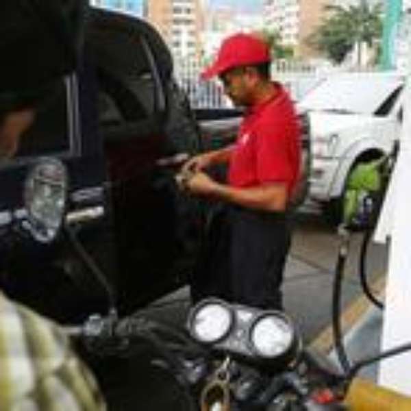 Venezuela: contrabando de gasolina custa US$ 2,2 bi ao País - Terra Brasil