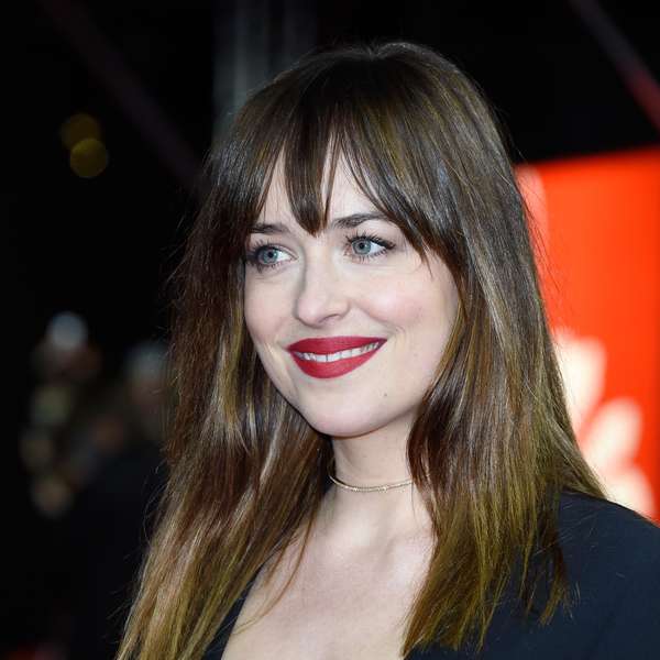 Atriz de '50 Tons' usa decotão