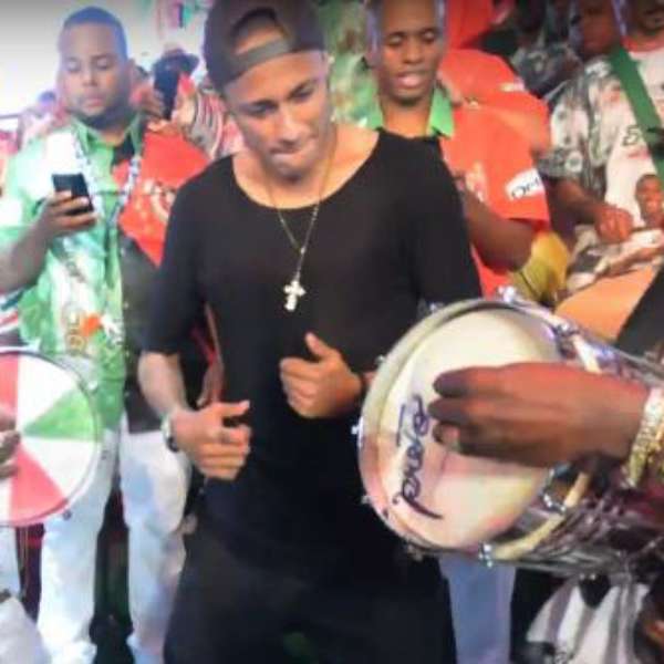Neymar aprovecha fin de semana libre para bailar samba