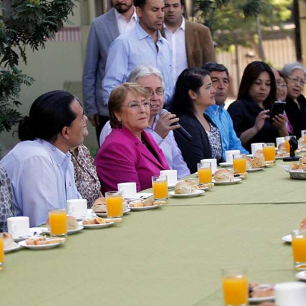 Bachelet desayuna con vecinos de Lo Prado - Noticias - Terra - Terra Chile