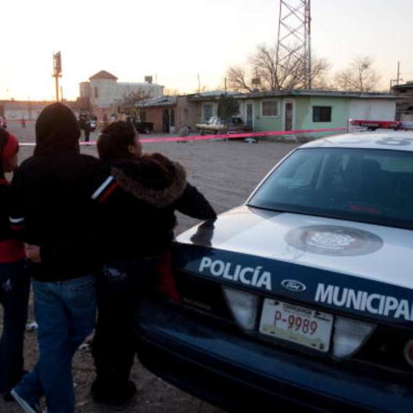 Policías del Edomex golpean a reportera de Reforma - Terra.com