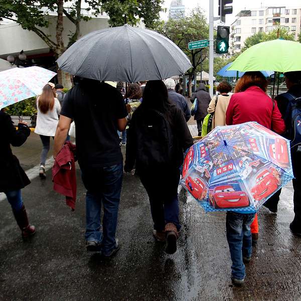 Fuerte lluvia de diciembre deja algunos estragos en Santiago - Terra Chile