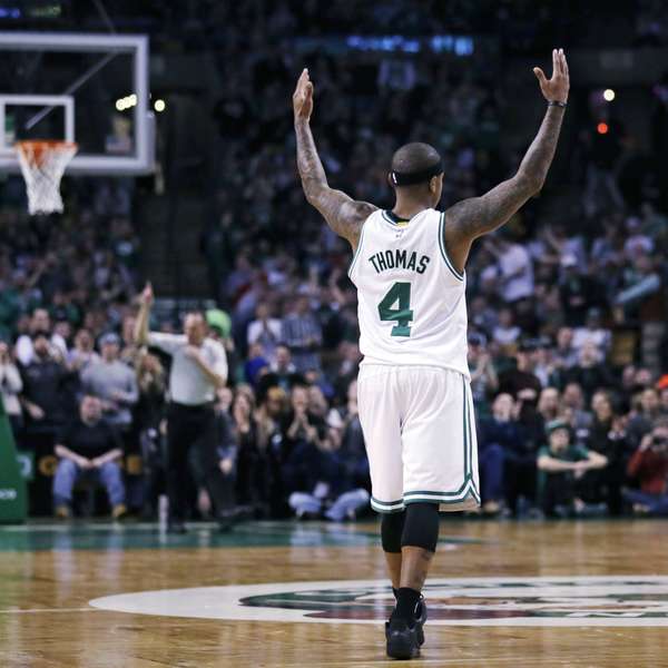 Con 35 puntos de Isaiah Thomas, Celtics vencen a Hornets