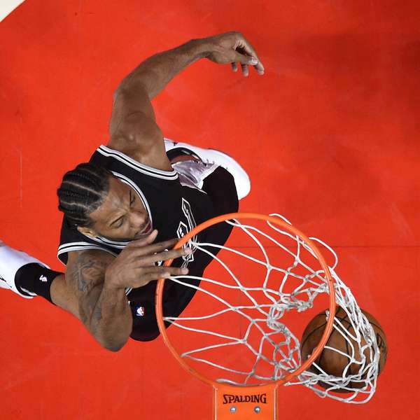 Spurs ganan a Clippers a pesar de no tener un gran juego