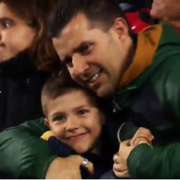 La deportividad de un padre e hijo en el fútbol que enamora a las redes