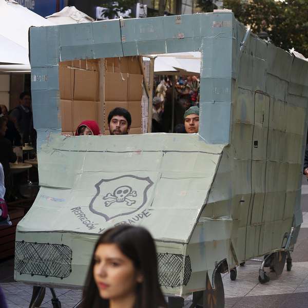 Confech festeja el Día del Carabinero al parodiarlos en el centro de ... - Terra Chile