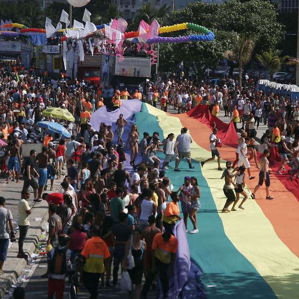 RJ: Comunidade LGBT ganha proteção especial no Réveillon - Terra Brasil