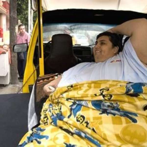 Homem mais gordo do mundo ganha carro adaptado
