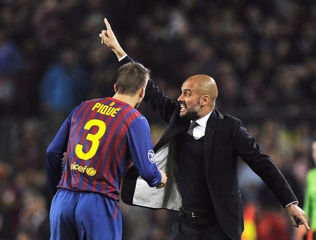 Barcelona's coach Josep Guardiola (R) gi