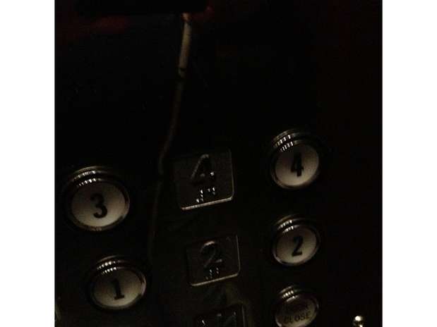 http://p2.trrsf.com/image/fget/cf/619/464/images.terra.com/2013/01/16/6-eua-instagram-blind-film-critic-tommy-edison-elevador-joke-repro.jpg