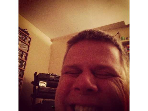 http://p2.trrsf.com/image/fget/cf/619/464/images.terra.com/2013/01/16/8-eua-instagram-blind-film-critic-tommy-edison-self-portait-himself-repro.jpg