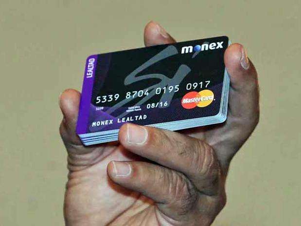 La explicación que sobre el origen, el destino y la aplicación de los recursos dispersados masivamente con las tarjetas Monex a favor de las campañas del PRI es, en el primer punto, inverosímil. Foto:  / Reforma 