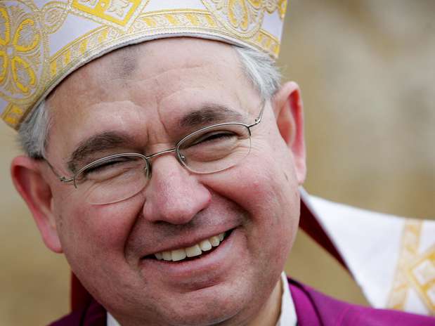 En esta foto del 9 de febrero de 2005, el arzobispo José H. Gómez saluda a los fieles durante la ceremonia por el Miércoles de Ceniza en San Antonio, Texas. El jueves 31 de enero, Gómez relevó al cardenal retirado de Los Angeles, Roger Mahony, de las funciones que le quedaban, luego que la Iglesia reveló miles de páginas de expedientes personales de sacerdotes acusados de abuso sexual Foto: Eric Gay, archivo / AP En esta foto del 9 de febrero de 2005, el arzobispo José H. Gómez saluda a los fieles durante la ceremonia por el Miércoles de Ceniza en San Antonio, Texas. El jueves 31 de enero, Gómez relevó al cardenal retirado de Los Angeles, Roger Mahony, de las funciones que le quedaban, luego que la Iglesia reveló miles de páginas de expedientes personales de sacerdotes acusados de abuso sexual Foto: Eric Gay, archivo / AP