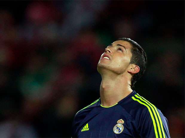 Cristiano Ronaldo se lamenta tras el gol en propia puerta. Foto:  / Reuters en español