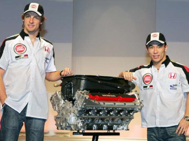Jenson Button y Takuma Sato posan junto al motor Honda de su monoplaza en 2005 Foto: Getty Images