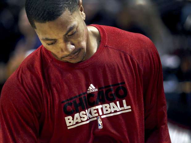 El base de los Bulls de Chicago Derrick Rose hace una pausa durante un entrenamiento antes de un partido de la NBA entre los Bulls y los Nuggets de Denver, el lunes 18 de marzo de 2013, en Chicago.&nbsp; Foto: Charles Rex Arbogast / AP