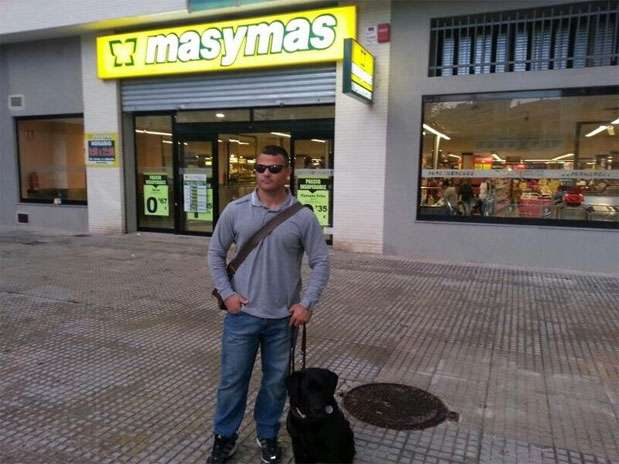David Casinos, atleta paralímpico español, delante del supermercado que presuntamente le negaba la entrada con su perra-guía Foto: Twitter de David Casinos