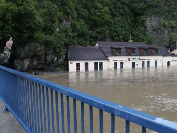2013-06-02t144244z877062435gm1e9621qup01rtrmadp3czech-floods.JPG