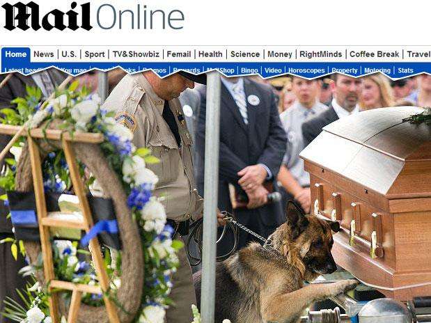 La fotografía de Jonathan Palmer muestra como el perro metió la pata en el ataúd del oficial de policía Jason Ellis, como si estuviera dando su último adiós a su compañero. Foto: Reproducción / Daily Mail