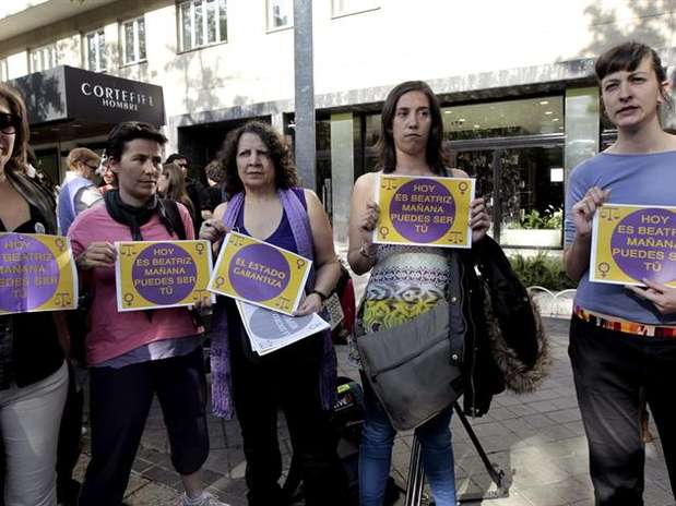 Asistentes a la concentración convocada por diferentes colectivos frente a la embajada de El Salvador en Madrid para mostrar su apoyo a Beatriz. Foto: Angel Díaz / EFE