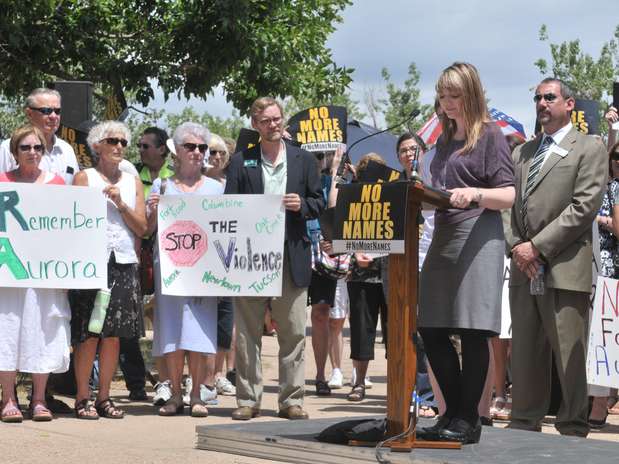 Familiares de las víctimas exigieron mayor control en la venta de armas en la víspera del aniversario de la masacre en Aurora. Foto: Getty Images