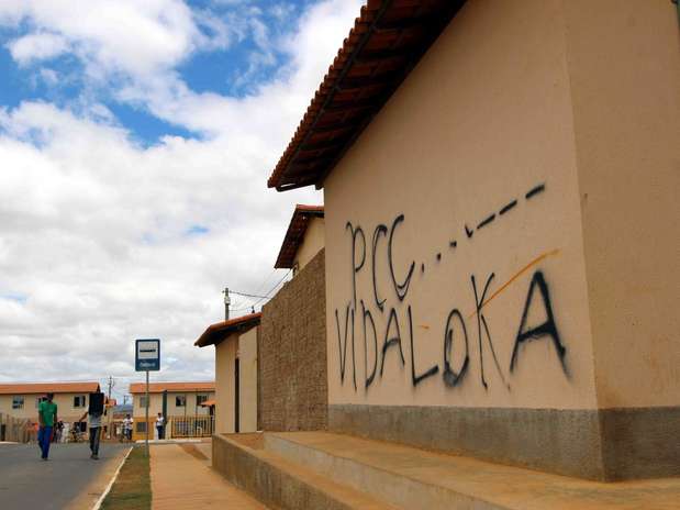 Já em outubro, os beneficiários reclamamavam da ausência de rondas da polícia no bairro, onde, em um dos imóveis, havia a pichação "PCC Vida Loca" Foto: Mário Bittencourt / Especial para Terra