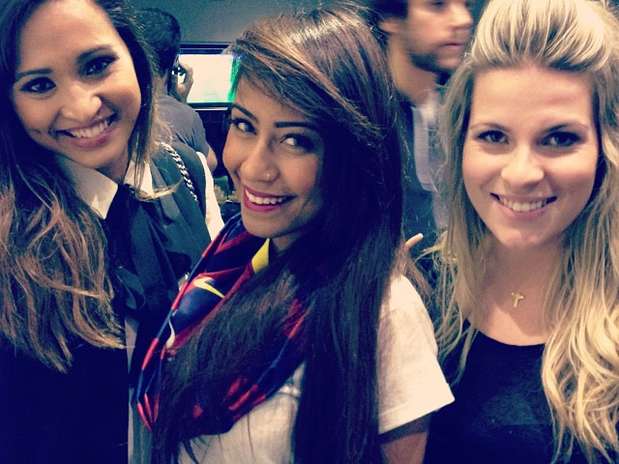 Thaíssa Carvalho (à esquerda), atriz e namorada de Daniel Alves, acompanhou jogo com as amigas Rafaella (centro), irmã de Neymar, e Julia Foto: Instagram / Reprodução