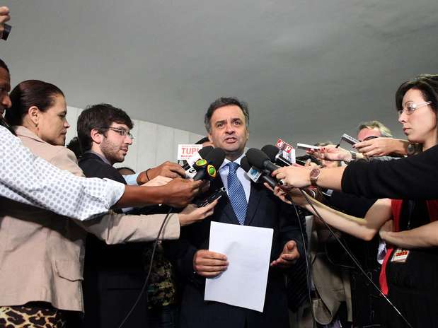 O senador Aécio Neves concede entrevista coletiva depois de apresentar projeto de lei no Senado que incorpora o Bolsa Família à Loas Foto: George Gianni / PSDB / Divulgação