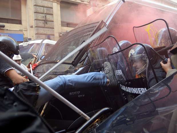 Policiais e manifestantes se enfrentam em Roma Foto: AFP