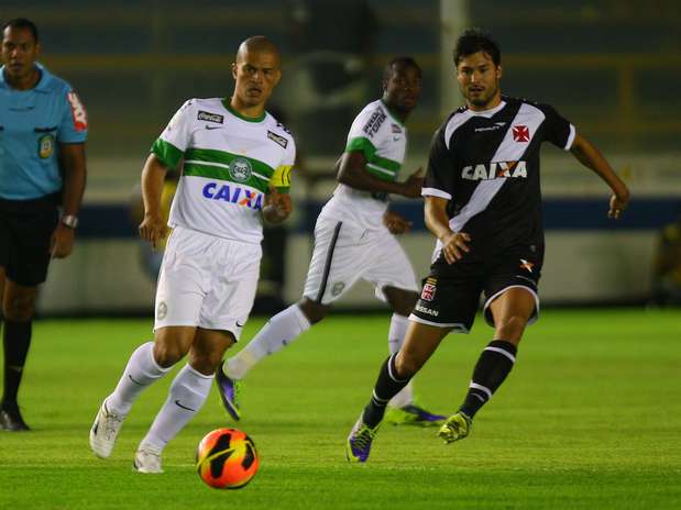 alexpedrokenvascoxcoritiba0211paulosergi