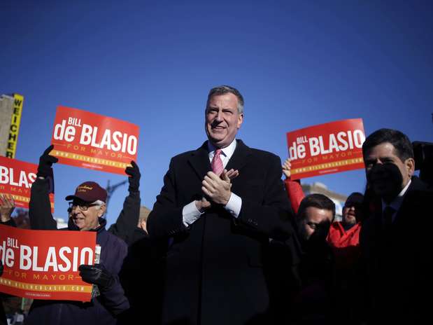 Bill de Blasio participa de comício em parada de metrô em Nova York nesta segunda-feira Foto: AP