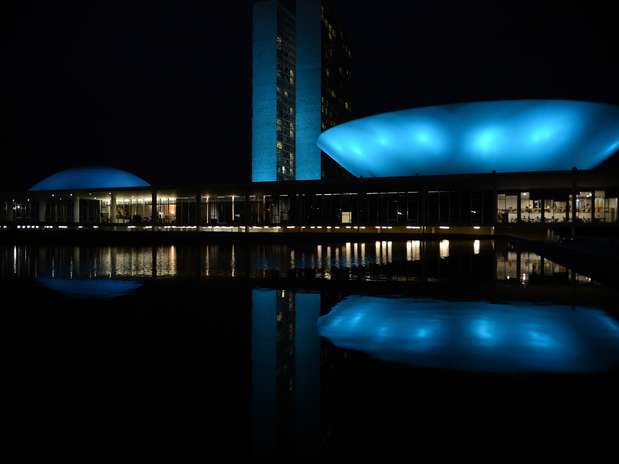 Edifícios e monumentos públicos, como o Congresso Nacional, estão sendo iluminados de azul em apoio à campanha Novembro Azul, de conscientização sobre o câncer de próstata Foto: Fernando Frazão / Agência Brasil