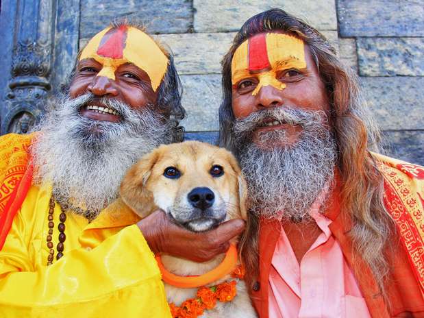  Rupee ao lado de dois religiosos hindus em Kathmandu, no Nepal, durante a jornada at o Everest Foto: AFP