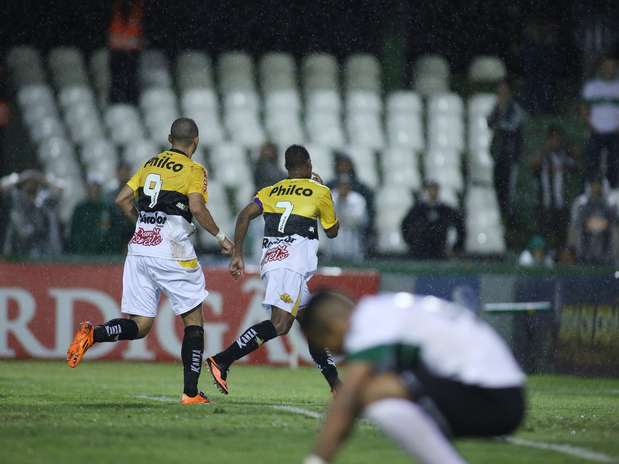 Wellington Paulista e Lins marcaram para o Criciúma, que superou o proprio Coritiba na classificação Foto: Giuliano Gomes / Gazeta Press