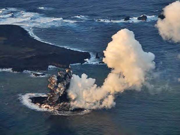 Pela primeira vez em 40 anos, atividade vulcânica formou uma ilha ao sul de Tóquio Foto: AFP