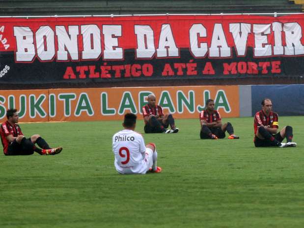 Jogadores de Atlético-PR e Náutico participam de protesto organizado pelo Bom Senso FC em rodada do Brasileiro Foto: Cleber Yamaguchi / Agência Eleven / Gazeta Press Jogadores de Atlético-PR e Náutico participam de protesto organizado pelo Bom Senso FC em rodada do Brasileiro Foto: Cleber Yamaguchi / Agência Eleven / Gazeta Press