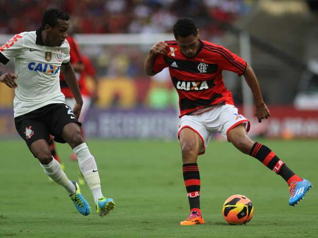 Dívidas com Alexandre Pato, Emerson Sheik e Ralf serão quitadas com saída de lateral Foto: Bruno de Lima / Agência Lance