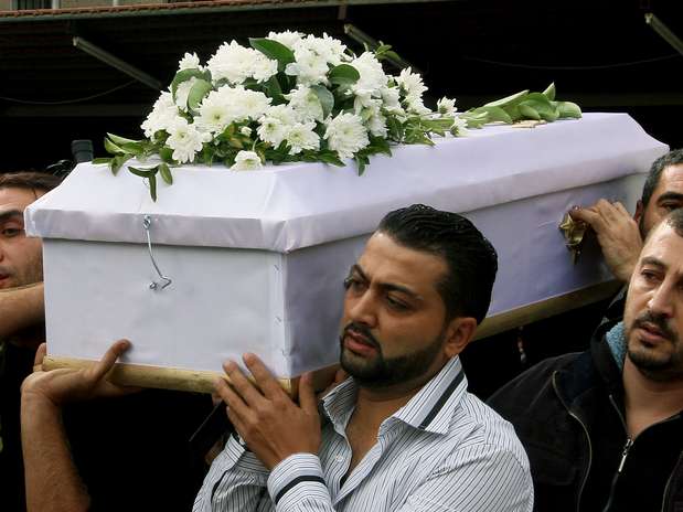 Homens carregam caixão de criança morta em ataque de morteiro a bairro de Damasco, no dia 12 de novembro Foto: AP