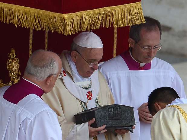 Relíquias de São Pedro foram apresentadas pelo Papa Francisco neste domingo Foto: AFP