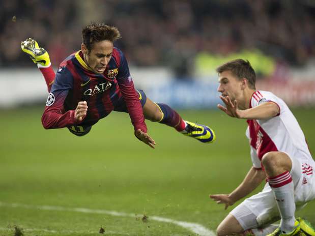 Neymar sofreu pênalti e teve desempenho mediano contra o Ajax Foto: EFE