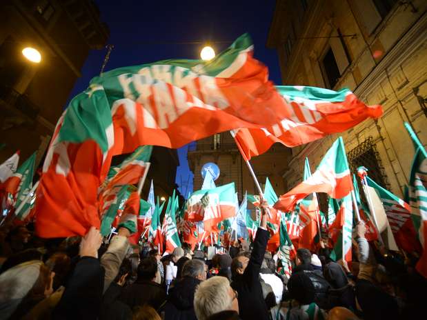 Dezenas de simpatizantes se manifestam em frente à residência privada de Berlusconi contra sua expulsão do Senado Foto: AFP