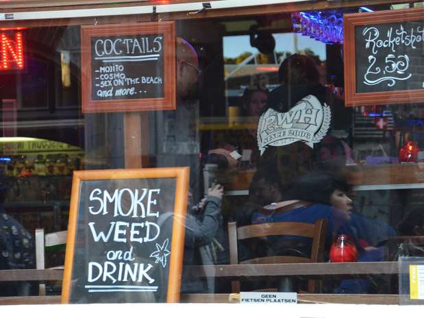 Quadro convida clientes a beber e fumar maconha em um coffee shop de Amsterdã: muito mais uma atração turística do que um hábito dos moradores Foto: Viviane Vaz / Especial para Terra